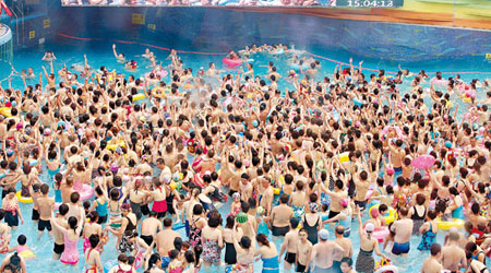 北京37℃<br>大批市民到泳池游泳消暑。（中新社圖片）