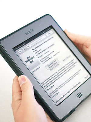 貝索斯大力發展電子書業務。圖為在電子閱讀器Kindle上的《華郵》應用程式。