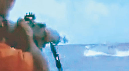 開槍掃射<br>菲方人員以步槍射擊台灣漁船。
