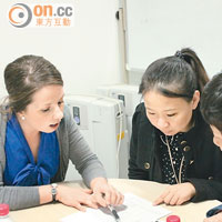中國一名女學生耐心聽取職員講解，以考慮是否到美國升學。