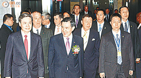 馬英九（前排右一）在官員陪同下進入酒店。（本報美國傳真）