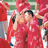陝西<BR>陝西西安七十七對情侶身穿唐裝，上演仿唐婚禮。（中新社圖片）