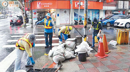 台北市全體環保清潔人員出動清理渠道。（本報台北傳真）