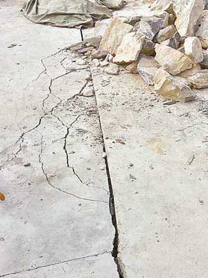 地震令地面出現裂縫。（中新社圖片）