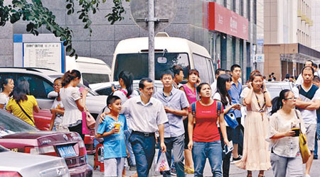 地震發生後，大批市民逃到室外。（中新社圖片）