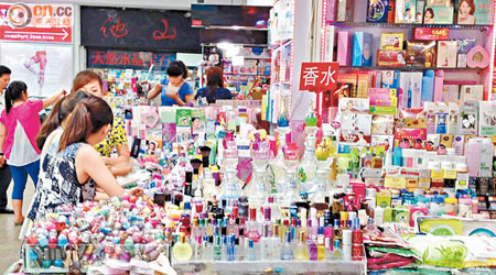 內地化妝品店都有各式各樣的香水出售。