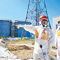 安倍晉三拍心口堅稱福島核災對東京沒影響。圖為日本官員早前視察福島第一核電站。