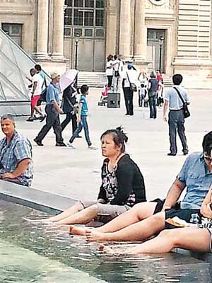 網上早前瘋傳內地遊客在羅浮宮外水池浸腳的照片。（資料圖片）