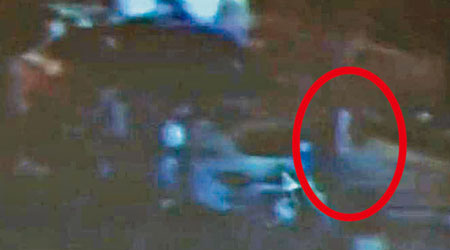 韓磊（紅圈示）衝到嬰兒車前將女童高舉後摔在地上。（電視畫面）