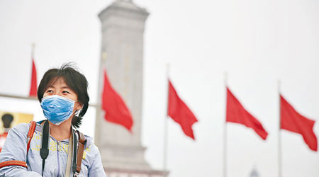 北京<br>遊客在天安門廣場遊覽時均戴上口罩。（中新社圖片）