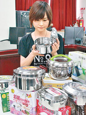 台北市衞生局對市面售賣的不銹鋼飯盒進行抽驗。（台北市衞生局提供）