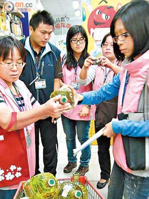 衞生局將問題橄欖油下架。（本報彰化傳真）