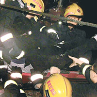 消防員在現場救出多名被困者。（中新社圖片）