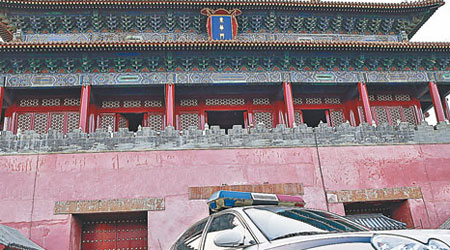 案發後，北京公安車駛到故宮東華門調查。　（中新社圖片）