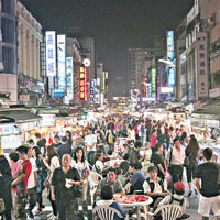 台灣夜市中不少食品被列入十大危險食品。（資料圖片）