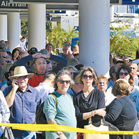 機場外擠滿大批滯留旅客。（中新社圖片）