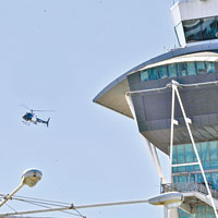 洛杉磯警方派出直升機在機場上空巡邏。（中新社圖片）