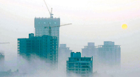 江蘇連雲港市東部海濱城的高樓大廈被大霧籠罩。（中新社圖片）