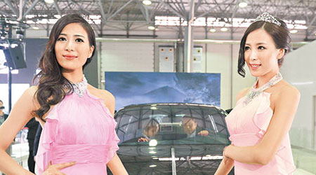 南昌國際汽車展覽會前日開幕，香車美人吸引大批參觀者。（中新社圖片）