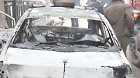 今年四月巴楚縣色力布亞鎮有警員和社區官員在走訪社區時，遭暴徒持刀伏擊並縱火焚燒。