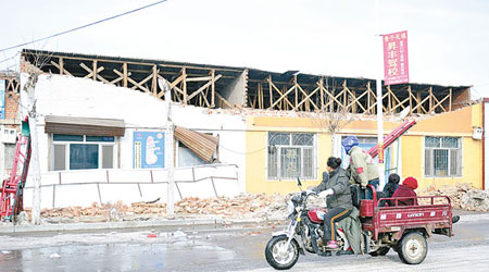 有建築物於地震期間損毀。（中新社圖片）