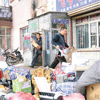 地震後有商戶將物品搬出店外。（中新社圖片）