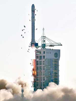 長征二號丁運載火箭昨搭載試驗五號衞星升空。（中新社圖片）