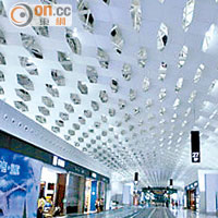 方形光孔<br>新客運大樓走廊遍布方形光孔。