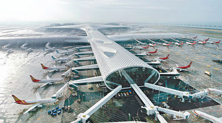 深圳寶安機場新客運大樓昨正式投入營運。（中新社圖片）