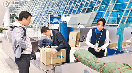 新客運大樓為乘客提供託運行李免費包裹服務。