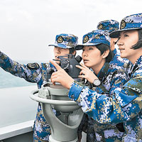 遼寧號上解放軍女兵進行交流。（中新社圖片）