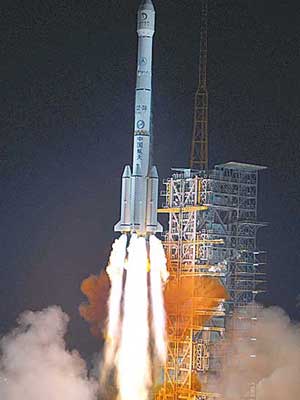 載有嫦娥三號的運載火箭按預定時間升空。