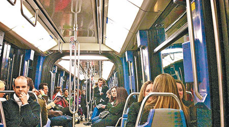 巴黎人被鼓勵搭地鐵時，須留意身邊旅客的需要。（互聯網圖片）