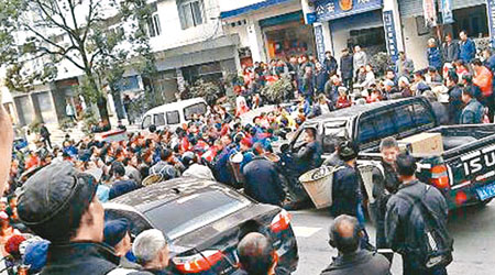 重慶石良村大批村民包圍派出所，要求警方放人。（互聯網圖片）