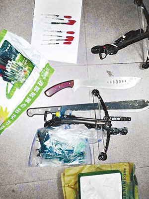 警方查獲大批作案工具及吸毒用品。（互聯網圖片）