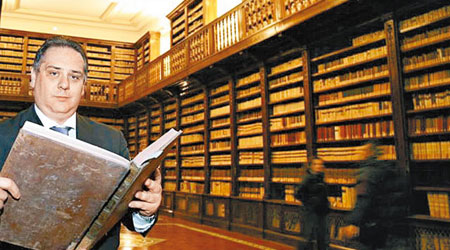 卡羅出任吉倫拉米尼圖書館總監期間監守自盜。（互聯網圖片）