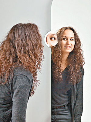 「鏡中鏡」設計方便女士在化妝時看清楚五官。（互聯網圖片）
