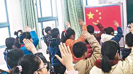杭州小學被迫將升旗儀式移至課室舉行。（互聯網圖片）