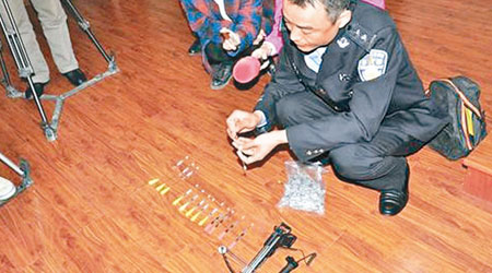警方繳獲一批毒狗工具。（互聯網圖片）