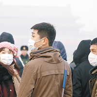 內地市民在霧霾天氣佩戴口罩。（互聯網圖片）