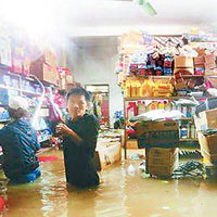 海南萬寧市多條街道積水嚴重，有店舖遭水淹。（互聯網圖片）