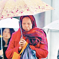 廣州降雨後氣溫驟降，民眾穿上禦寒衣物出行。（互聯網圖片）