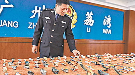 荔灣警方展出繳獲的大批假冒名牌手錶。（互聯網圖片）