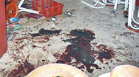 喀什地區一間餐廳在前年遭恐怖襲擊，現場留有大量血漬。（互聯網圖片）