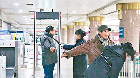 進入地鐵站的乘客在接受安檢人員檢查。（互聯網圖片）