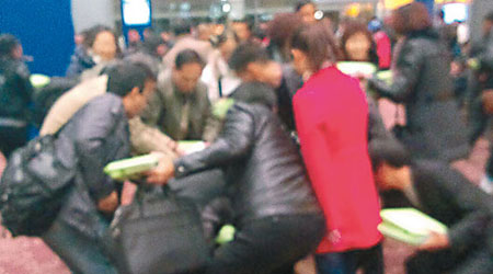 網民上傳的照片可見部分滯留機場的旅客搶飯盒。（互聯網圖片）