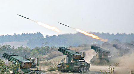 南京軍區演練，紅方炮兵群對藍方陣地實施火力急襲。（互聯網圖片）