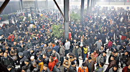 天津一個二手車市場裏人山人海。（中新社圖片）
