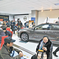 天津一間汽車4S店擠滿搶購汽車的市民。（中新社圖片）