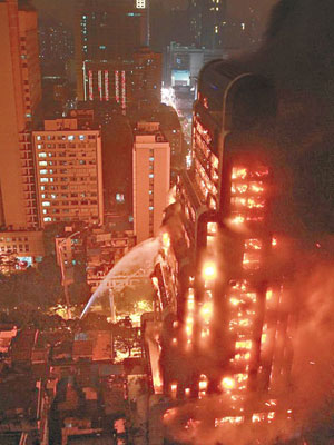 消防車噴射的水柱僅能到達第十層，樓頂大火難以撲滅。（互聯網圖片）
